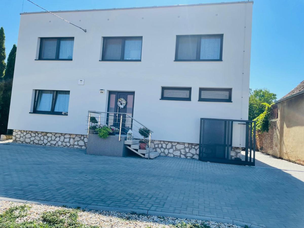 Apartmany Lednice Nejdek Bagian luar foto